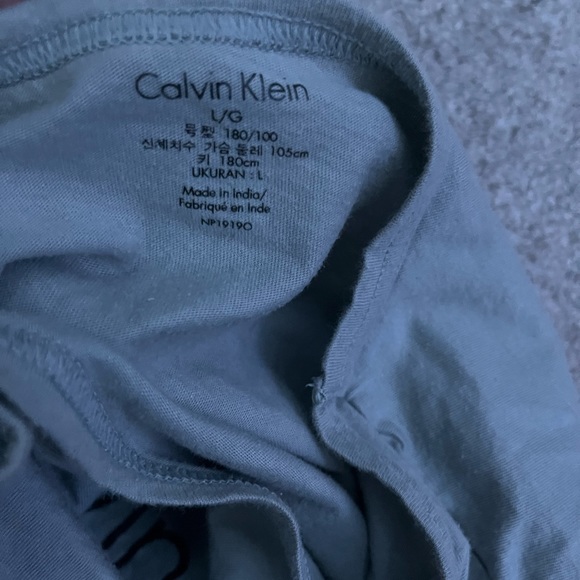 Basic grey Calvin Klein t shirt - Picture 3 of 3